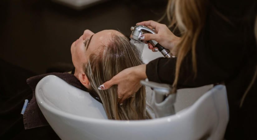 Egy légiutas-kísérő szerint hajat kell mosni minden repülés előtt, méghozzá ezért