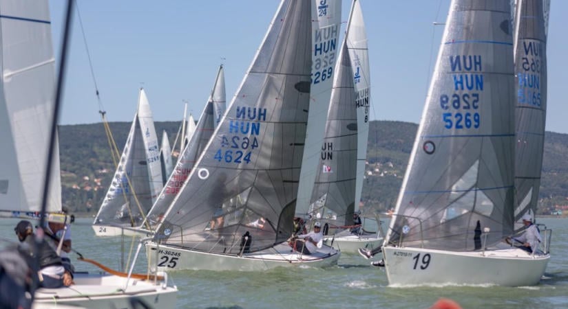 Erős mezőnnyel rajtol a J/24–J/70 ob Alsóörsön