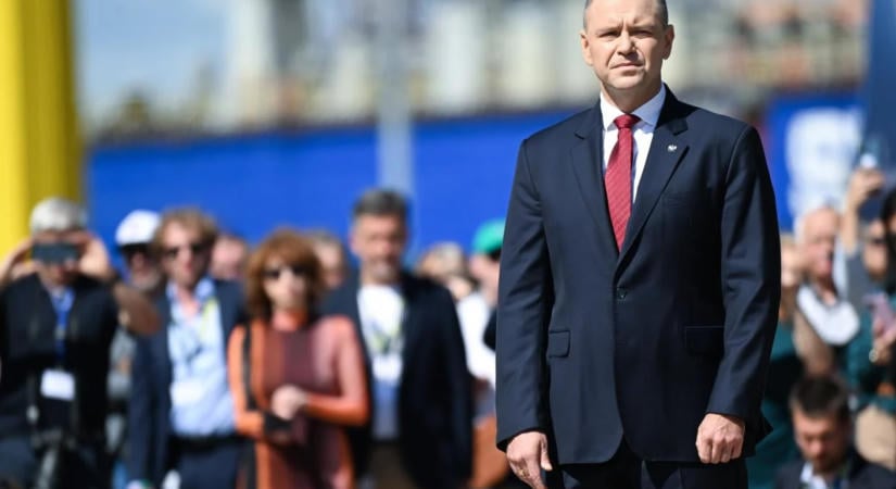 Aláírta a lengyel elnök az üzemanyag-forgalmazók különadójáról szóló törvényt