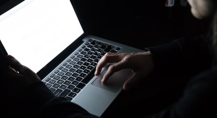 Több kiskorút őrizetbe vettek Lengyelországban internetes fenyegetés gyanúja miatt