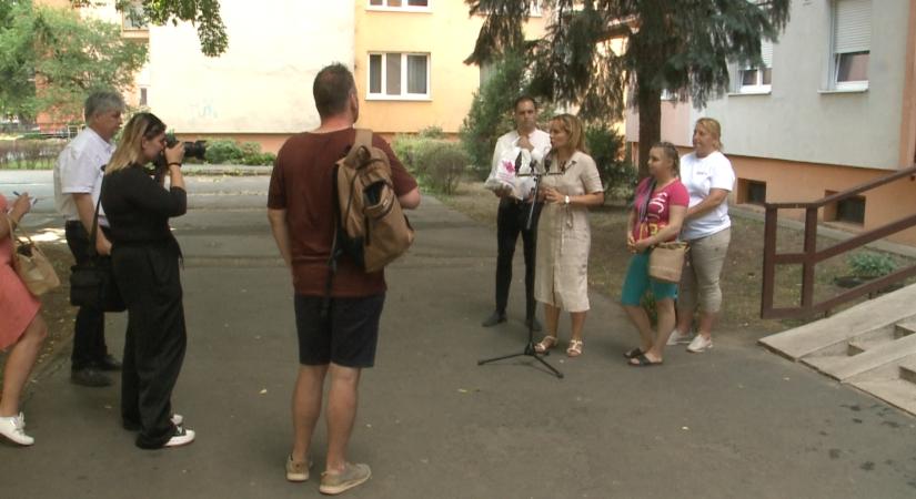 Több száz csomag élelmiszert juttatnak el a héten a debreceni rászorulóknak