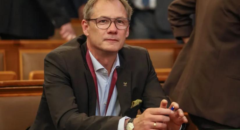 Kulcsár Krisztián olyan megjegyzést tett a parlamentben Lezsák Anna felszólalása alatt, hogy bocsánatot kellett kérnie