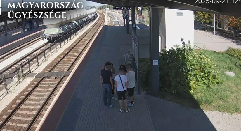 Vége a Fejér vármegyei pár ámokfutásának: gyerekeket raboltak ki és egy vasutast is leköptek, mielőtt elfogták őket