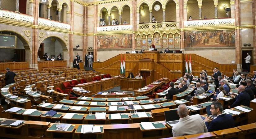 Benyújtották vármegyéket megyékre, a főispánokat kormánymegbízottra átnevező törvénymódosítást