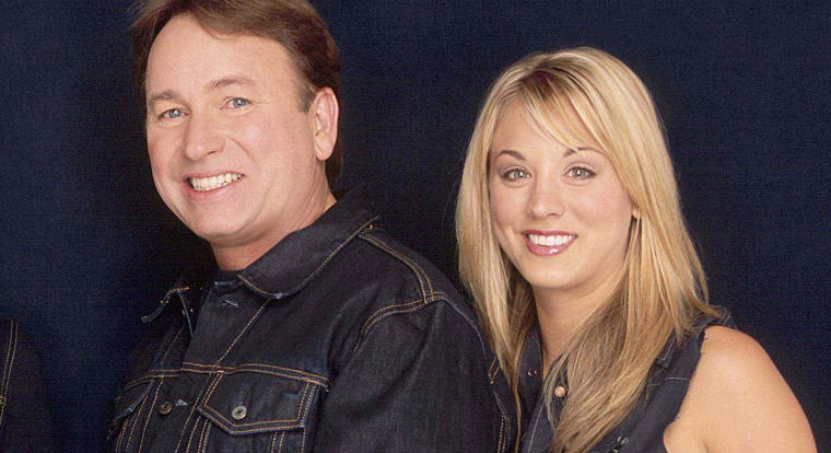 „Ez volt életem egyik legrosszabb napja” - Kaley Cuoco könnyes szemmel emlékezik vissza arra, mikor 54 éves korában meghalt a tévés apukája, John Ritter