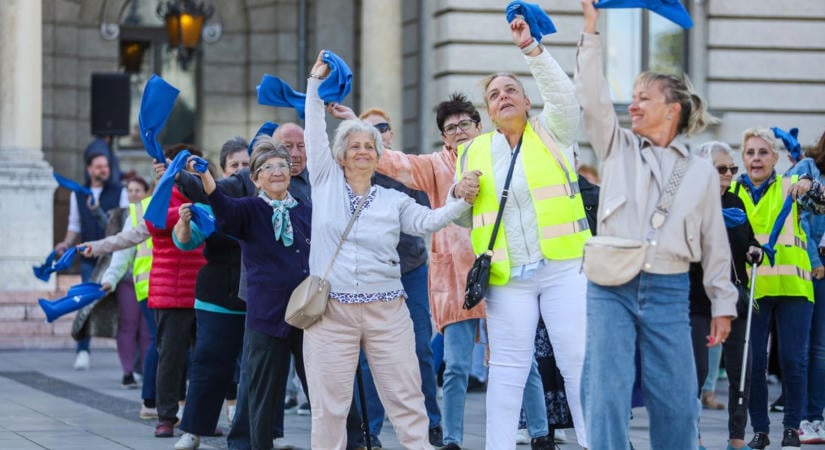 Győri fiatalok és idősek közös tánca az Alzheimer ellen - fotó