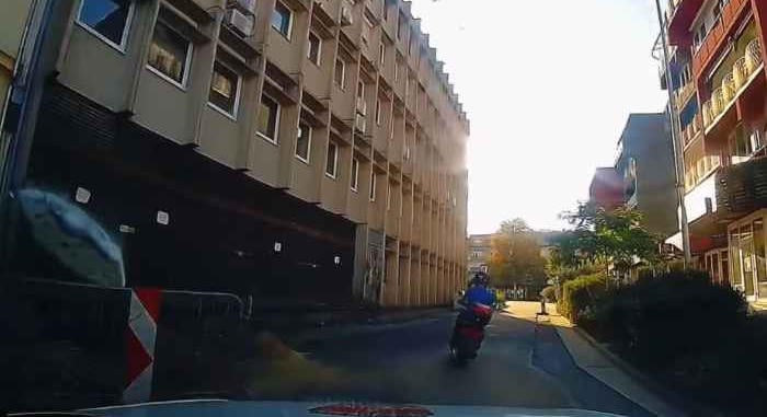 Videón, ahogy ismét a zalai rendőröket szívatta egy 13 éves motoros