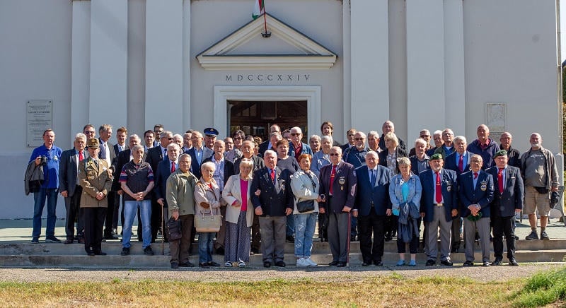 Szentmisével és bajtársi találkozóval ünnepeltek a szolnoki ejtőernyősök – képgalériával