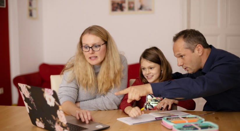 Szülők AI-val törlik a vízjelet az iskolafotókról, vége a hagyományos fotózásnak?