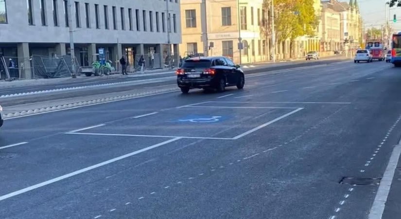 Nem hiszünk a szemünknek! A felújított István út kellős közepére építettek mozgássérült parkolót