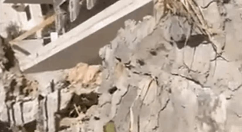 Hét éve húzódó szomszédvita fajult el: munkagéppel bontották a falat, mentőt kellett hívni – videó