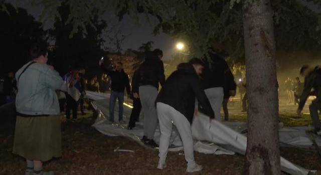 A polgárok bontják Ćacilendet