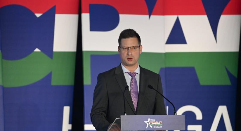 Amikor Gulyás Gergely épp nem öltönyt visel, továbbra is fitt (fotóval)