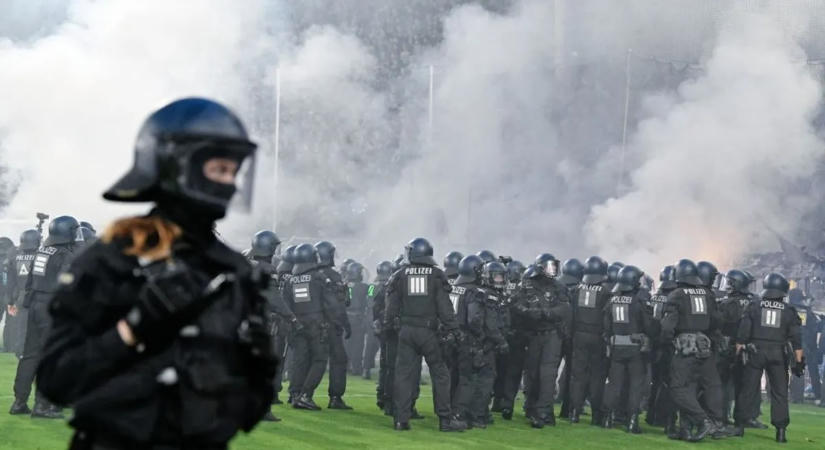 35 rendőr megsérült – elszabadult a pokol a német kupameccsen