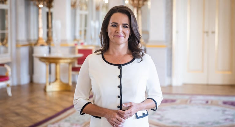 Újabb fordulat a diplomáciai lóügyben, Novák Katalin eredetileg lovashintót vitt volna III. Károlynak