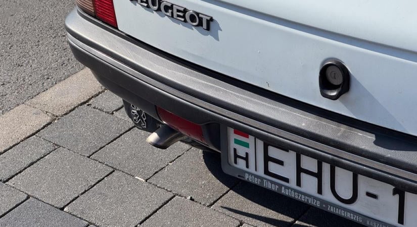 A Minisztérium támogatja a trikolór rendszámot, de nem találják a présformát