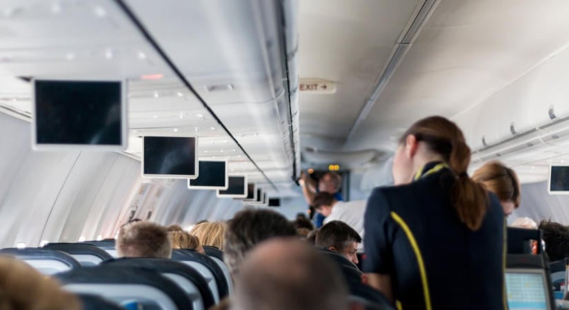 Kéjes hangokat hallatott a nő egy repülőjáraton – előtte lehúzta a nadrágját