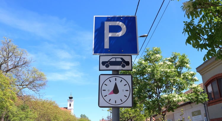 Szokatlan, ingyenes parkolási rendszer terjed Magyarországon – ezt kell tudni róla