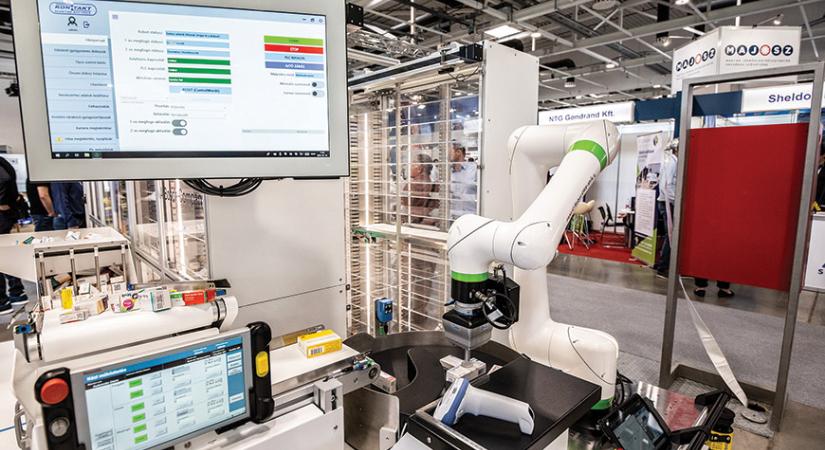 Emberekkel működik együtt a robot, emberek fejlesztik a szoftverét