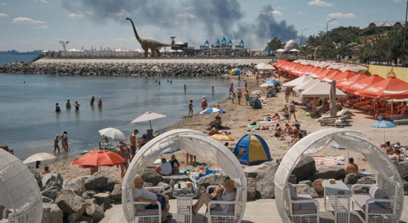 Festett testek, kötélartisták és rakétafüstös strand a hét képein