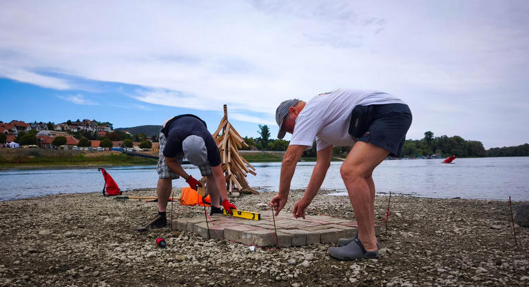 Előbukkant egy sziget a Dunából Szentendrénél – valaki azonnal letérkövezte