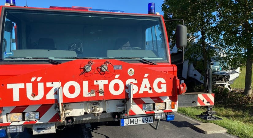 Brutális becsapódás lehetett: oszlopnak rohant egy autó a zalai megyehatárnál