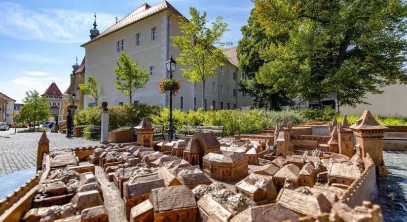 “Mindenki a maga sikere kovácsa, ez bárki legyen, azt gondolom, tehát mindenki, mindenki tehát kell hozzá, hogy valamire vigye, vagy valamire ne vigye” – avagy Mészáros Lőrinc szállodalánca bezárja kőszegi hoteljét