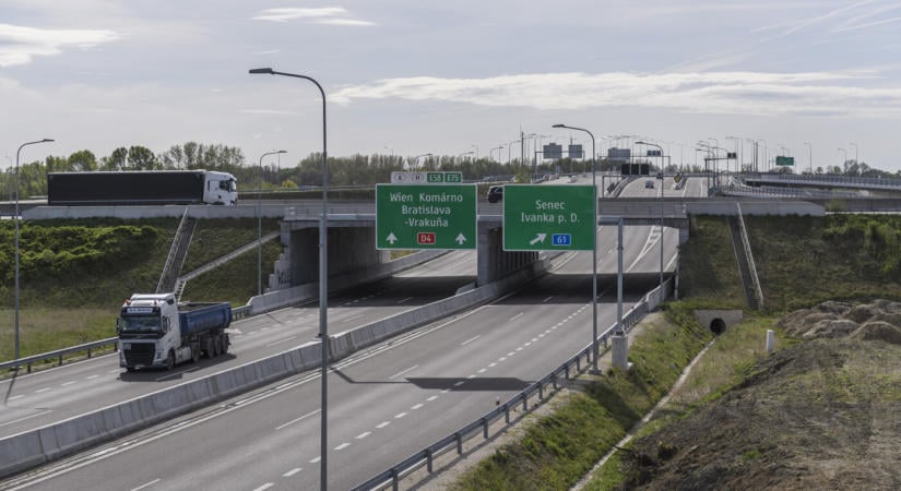 Tragédia a D1-esen: egy kiskorú lezuhant a felüljáróról