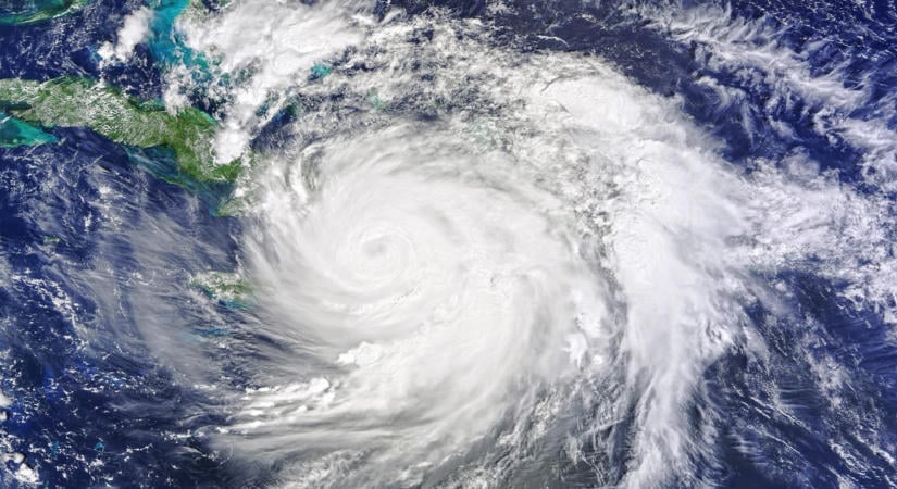 Katasztrófák sorozata csapott le: Mexikóban hurrikán, Japánban halálos tájfun tombol