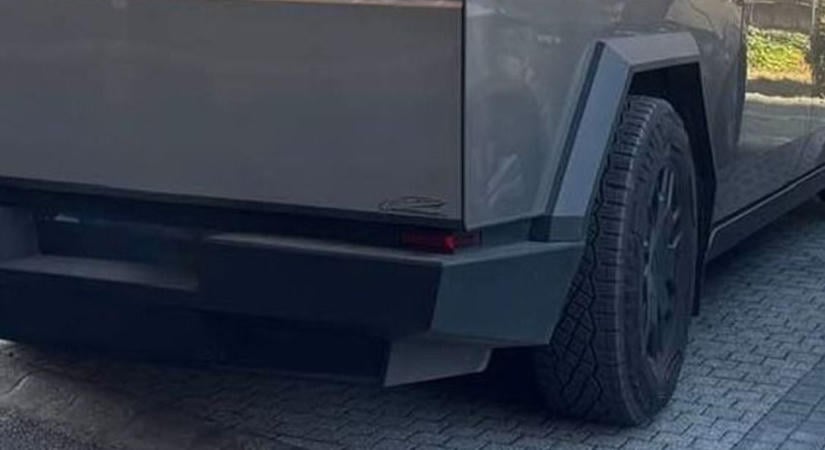 Fotók! Még mindig Miskolcon kering a tankszerű járgány, alig fért be a parkolóba a Szinva-terasznál