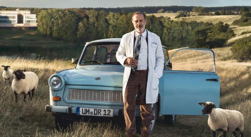 A doktor úr újra begurul Trabijával a képernyőre