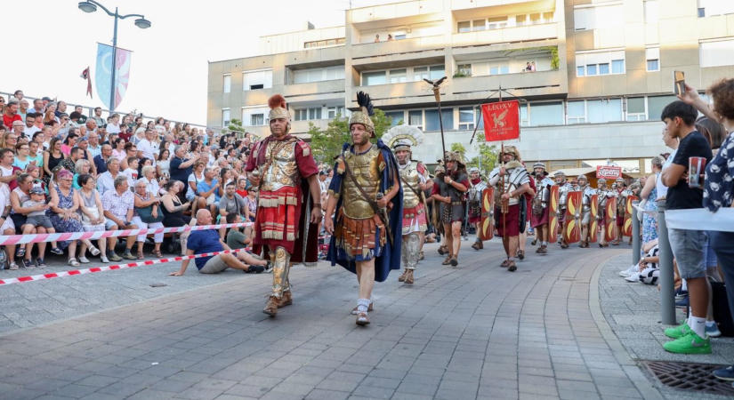 Megelevenedett a történelem! - Óriás képgalériában a pénteki felvonulás a Savaria Karneválon
