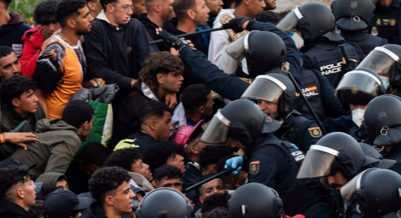 Káoszba fulladt a migránsok áthelyezése Ceutában, figyelmeztető lövések dördültek