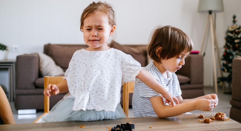 „Ez nem igazság!” Miért viselik olyan nehezen a gyerekek, ha a testvérük mást kap?
