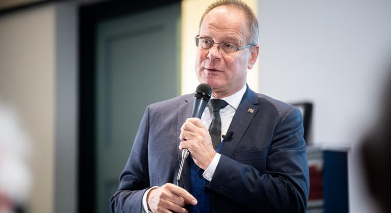 Éles szóváltásba keveredett Navracsics Tibor Lőrincz Viktóriával, a vita tárgya 1,8 milliárd forint