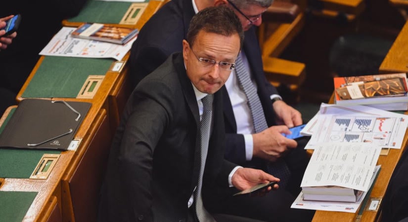 Szembenéz a Tiszával: megkezdődött Szijjártó Péter meghallgatása a parlamentben, mindent kipakolhat a BYD-sztoriról – titkos tárgyaláson faggatják a volt külügyminisztert
