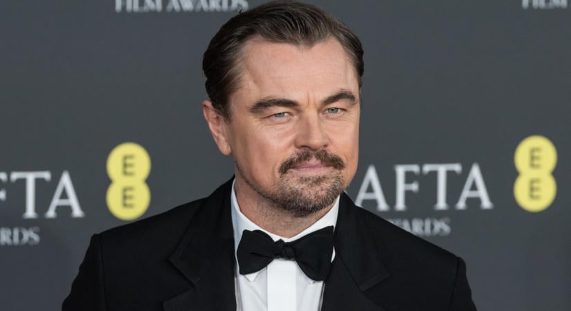 Hatalmas sörhasat növesztett Leonardo Dicaprio! Strandon lazulgatva fotózták le az aputestével is csajozó szívtiprót