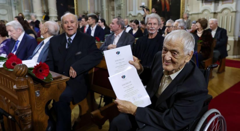 Több mint száz pedagógust ünnepeltek Szegeden, a legidősebb kitüntetett két diplomát is kapott – galériával