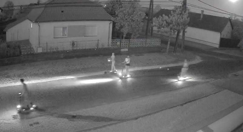 Bivalyerős rollerekkel száguldoztak gyerekek a 10-es főúton, a polgárőrök kapták el őket
