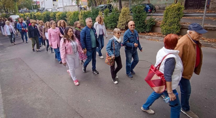 A korai felismerés életet menthet – ezért vonultak fel Szekszárdon a mellrák ellen (GALÉRIA)