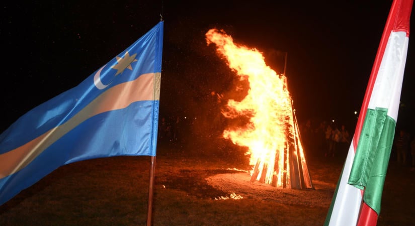 Elválaszthatnak az országhatárok, de nemzeti ügyeink közösek