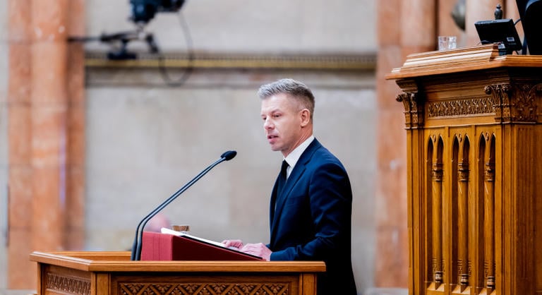 Magyar Péter bejelentette, az emelt összegű családi pótlékokat is duplájára emeli a kormány 2027-től