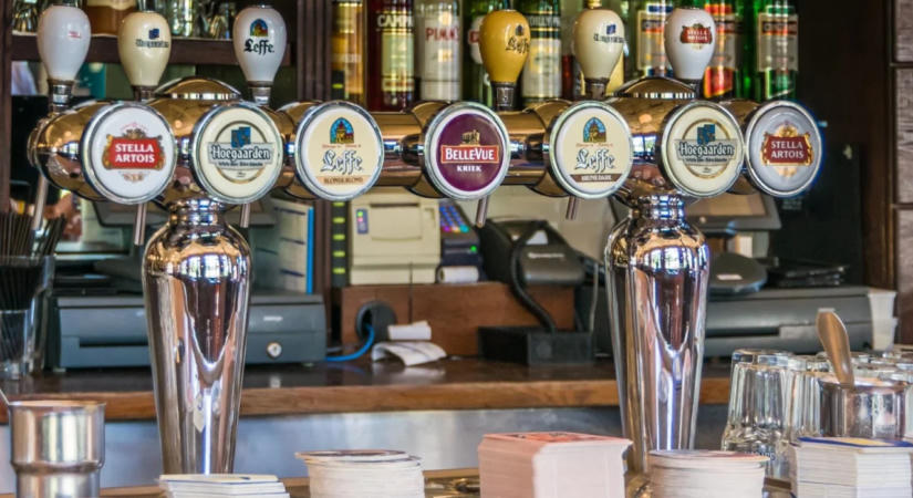 A belga sörgyártók ellenzik az alkohol káros hatásaira figyelmeztető feliratokat