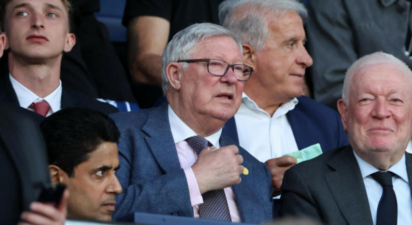 Sir Alex Fergusont bottal és lábmerevítővel látták a United meccsén, aggódnak a szurkolók