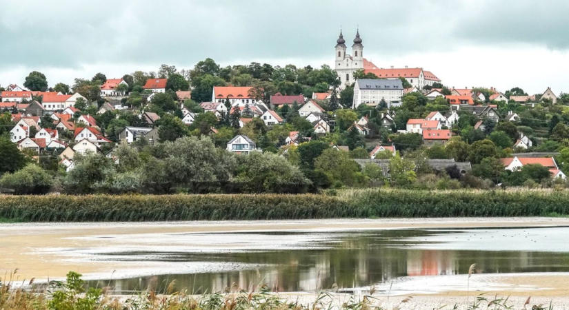 Rá sem lehet ismerni a tihanyi Belső-tóra: ezt láttuk most a partján ( képek, videó)