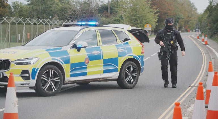 A rendőrség kihallgatta az amerikai bázis közelében történt bombatámadás gyanúsítottjait Nagy-Britanniában