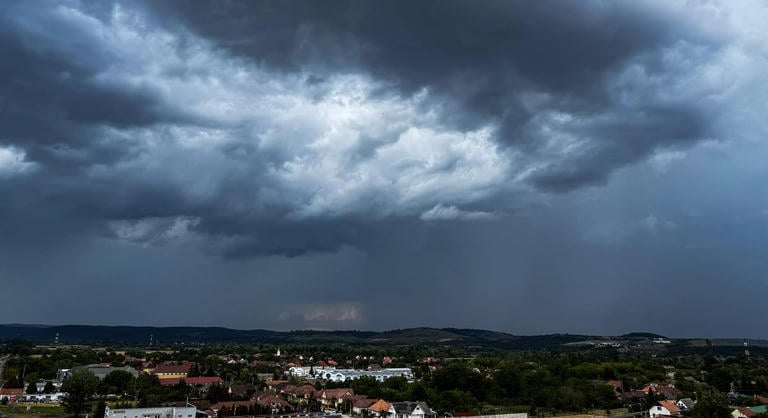 Megérkezett a drasztikus fordulat, viharos széllökések és csapadékzóna tarolják le az országot