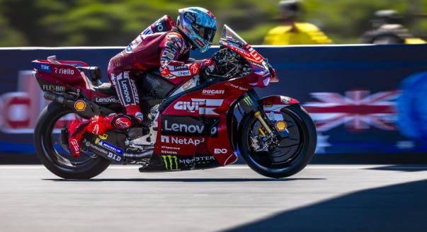 Marquez nagy csata után nyerte a sprintet, Martin bukott