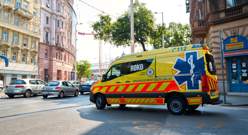 Betegellátás közben törtek fel egy mentőautót Magyarországon