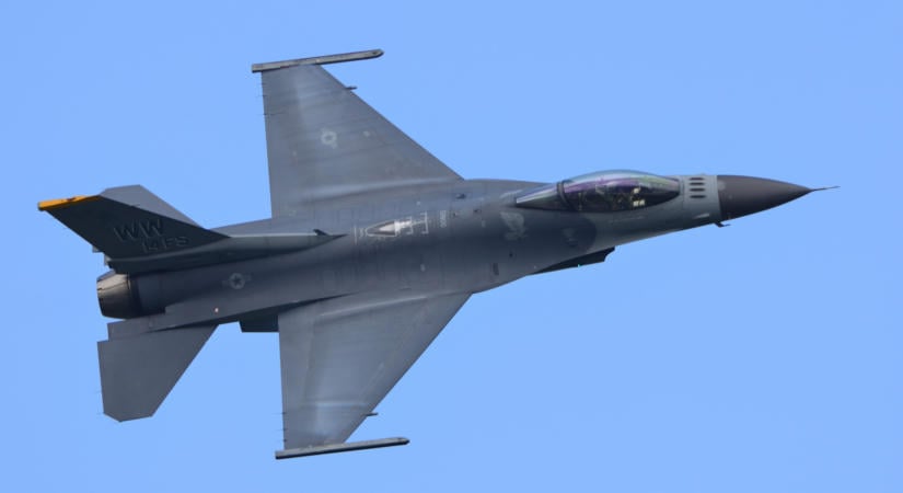 Súlyos baleset egy európai támaszponton: teljesen megsemmisült az Egyesült Államok egyik F-16-osa